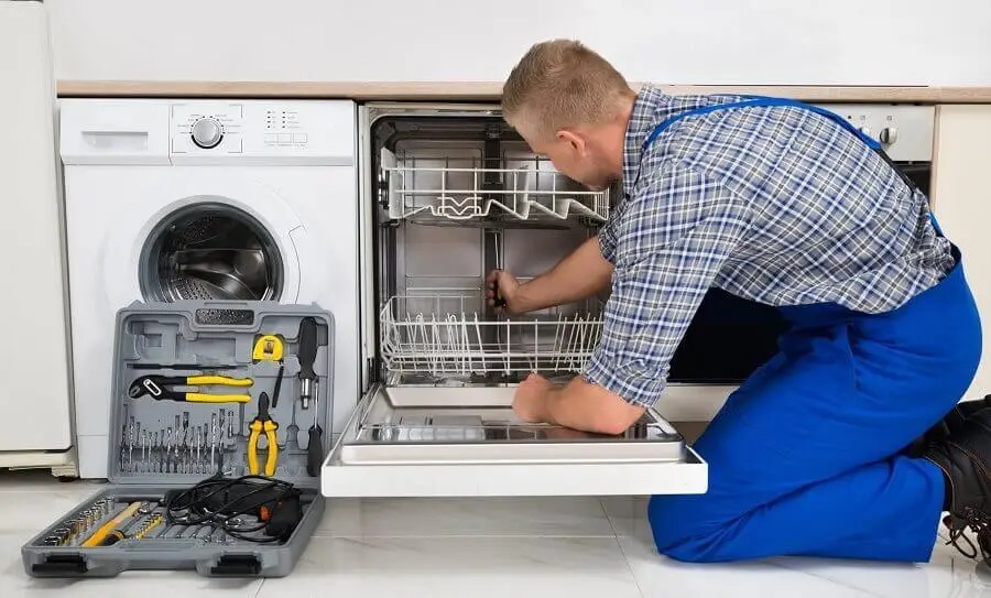 Akyazı Finlux servisi teknisyen ekibi beyaz eşya tamiri yaparken
